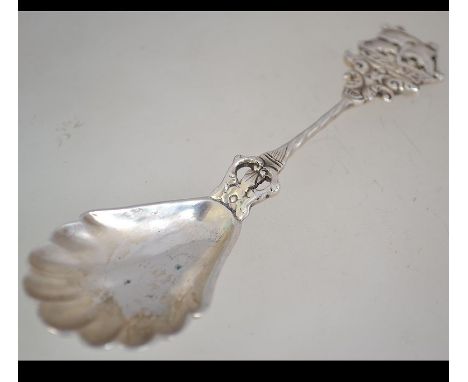 A silver 800 marked continental caddy spoon with twist stem ship handle and oyster bowl. Total weight 20.2g