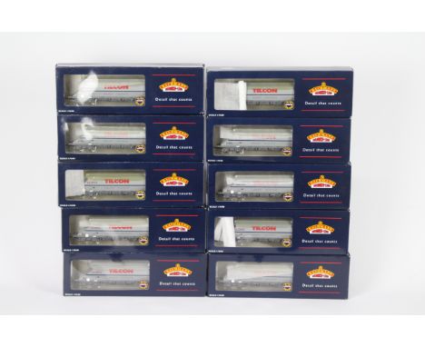 Bachmann - A train of 10 boxed OO gauge 90 Tonne Bogie Hopper Wagons in Tilcon livery # 37-325B. All appear Mint in Very Good