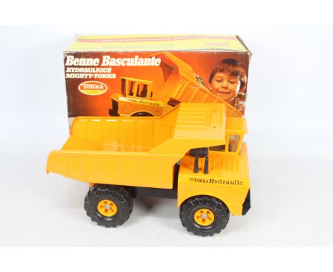 Tonka - A boxed 1970s Canadian Tonka Hydraulic Dump Truck # 3902. This is rare to find in unused condition, this is unsold sh
