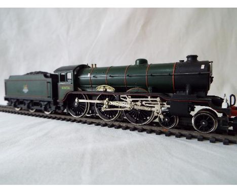 Hornby - an OO gauge B17 class 4-6-0 locomotive and tender, op no 616566 'Leeds United', BR green livery with late crest, # R