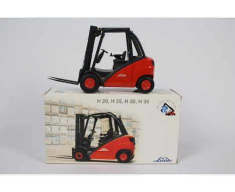 Conrad - A boxed Linde H35 Fork Lift Truck in 1:25 scale # 2785. The model appears Mint in a  Very Good box.  (This does not 