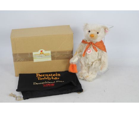 Steiff - A boxed white mohair #00479 'Treasure Hunter Bernstein - 2004' - The white bear has plastic eyes, wool felt paws and