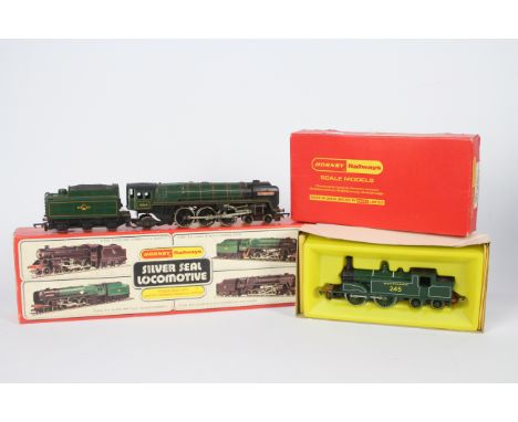 Hornby - 2 boxed OO gauge steam locos, a 4-6-2 Class 7P6F Oliver Cromwell operating number 70013 in BR livery # R.552 and an 