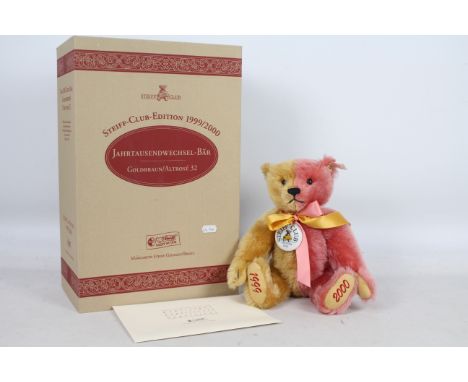 Steiff, Club Edition Year 2000, Golden Brown/Dusky Pink 32 bear - A two tone bear of golden brown and dusky pink mohair plush