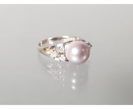 Ring, WG 585, 1 gräuliche Zuchtperle ø ca. 8 mm, 6 Besatz-Diamanten, 3 g, RM 18