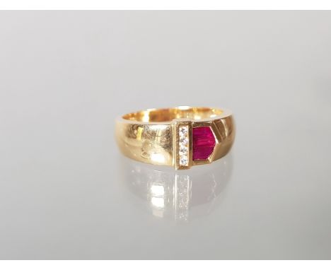 Ring, GG 750, 3 Rubine im Baguetteschliff, 4 Besatz-Diamanten, 5 g, RM 17
