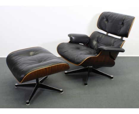 Eames Lounge Chair und Ottoman, Hermann-Miller Collection, Entwurf Charles und Ray Eames 1956 für Hermann Miller; drei Schich