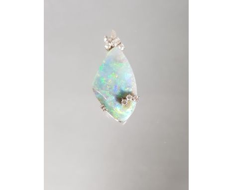 Anhänger, WG 585, Opal-Doublette, 9 Besatz-Brillanten, 3.5 cm, 5 g