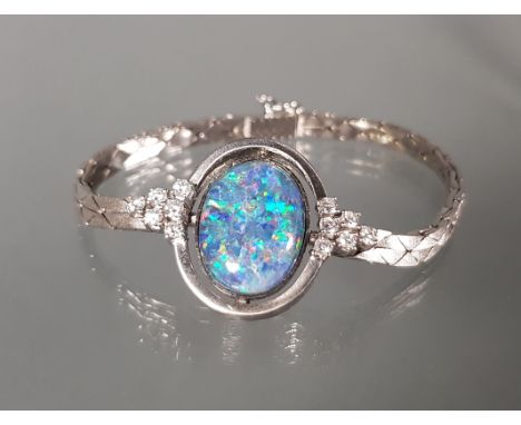 Armband, WG 585, mattiert, große Opal-Triplette, 12 Brillanten zus. gepunzt 0.72 ct., etwa w/si, 17.5 cm lang, 26 g