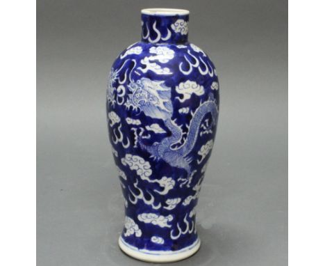 Balustervase, China, 19. Jh., Porzellan, blau-weißer Dekor, Drachen auf Wolkengrund, am Boden Vierzeichenmarke Kangxi, 27.2 c