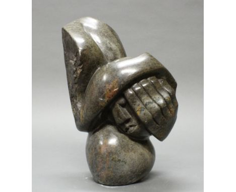 Skulptur, Shona-Kunst, Serpentinstein geschnitzt, "Ashamed/Beschämt", am Fuß bezeichnet K. Musekiwa, 31 cm hoch.Kennedy Musek