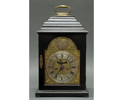 Bracket Clock, England, Mitte 18. Jh., Plakette im Bogenfeld und Werk, signiert Dav.Compigne, Winton (siehe C.H. Baillie u.a.