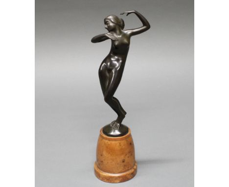 Bronze, schwarzbraun patiniert, "Tanzender weiblicher Akt", auf der Plinthe bezeichnet Werson, auf Steinsockel, 22.5 x 31.5 c
