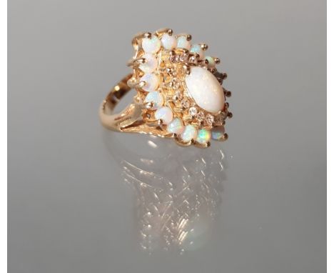 Ring, GG 585, 1 ovaler Opal-Cabochon, 16 runde Opal-Cabochons, 16 Besatz-Diamanten, 9 g, RM 17