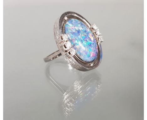 Ring, WG 585, mattiert, große Opal-Triplette, 6 Brillanten zus. gepunzt 0.36 ct., etwa w/si, 11 g, RM 16