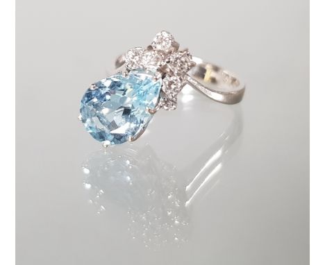 Ring, WG 585, 1 tropfenförmig facettierter Aquamarin, 6 Brillanten zus. ca. 0.20 ct., 3 g, RM 17.5