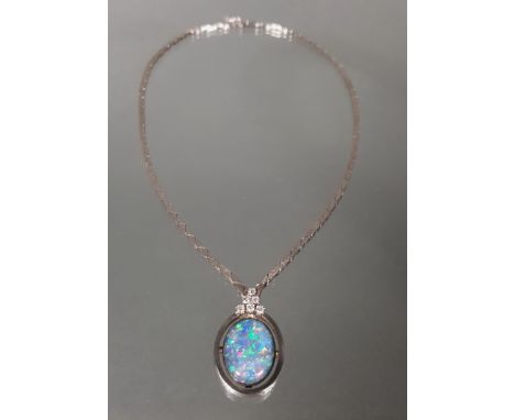 Collier, WG 585, mattiert, große Opal-Triplette, 6 Brillanten zus. gepunzt 0.36 ct., etwa w/si, ca. 46 cm lang, 34 g