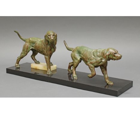 Bronze, grün-braun patiniert, "Jagdhunde", auf Steinsockel, ca. 23,5 x 60 cm