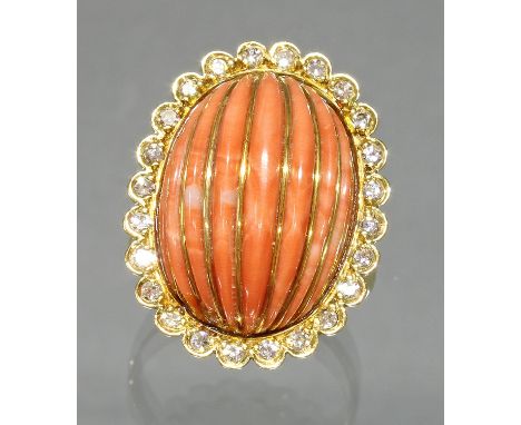 Ring, GG 585, 1 geschnittener und mit Golddraht belegter Korall-Cabochon, 24 Besatz-Diamanten, 10 g, RM 18.5