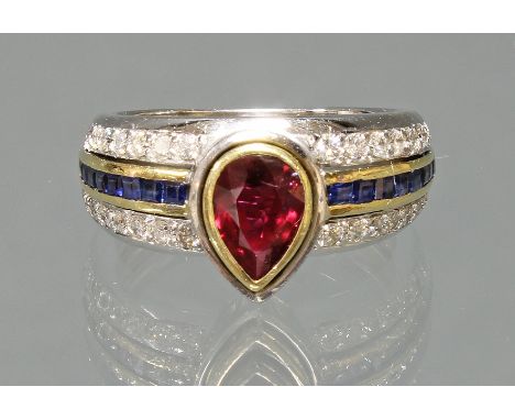 Ring, WG/GG 750, 1 Rubin im Tropfenschliff, 16 Saphircarrées, 28 Diamanten zus. ca. 0.56 ct., 8 g, RM 16.5