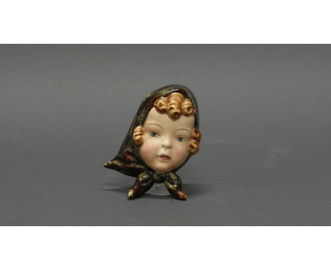 Wandmaske, "Mädi", Wien, Goldscheider, 1950er Jahre, Feinsteinzeug, polychrom, Modellentwurf von Karl Sailer, 10.5 cm hoch