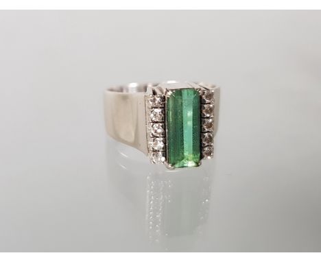 Ring, WG 585, 1 grüner Turmalin im Baguetteschliff, 10 Besatz-Diamanten, 7 g, RM 17.5