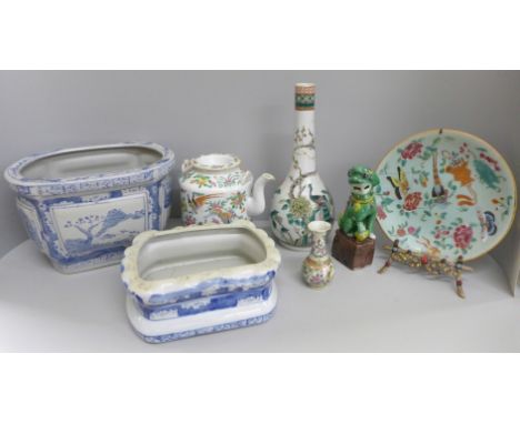 A box of mixed Chinese export porcelain plates, planter, vase, teapot, etc., some a/f including bottle vase with four charact