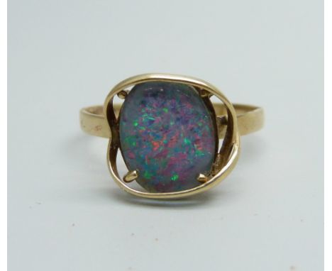 A 9ct gold opal doublet ring, 3.1g, W 