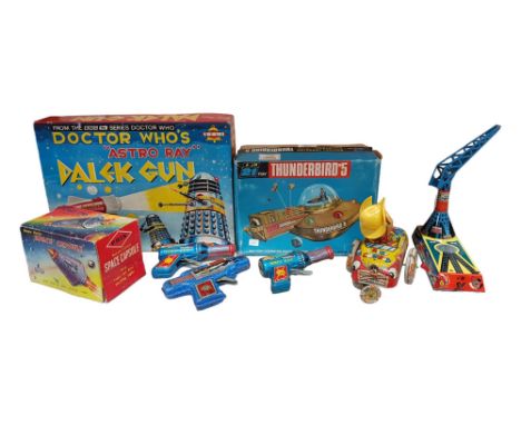 SHELF LOT OF TIN PLATE TOYS ETC TO INCLUDE ORIGINAL DOCTOR WHO ASTRO RAY DALEK GUN, THUNDERBIRDS ETC