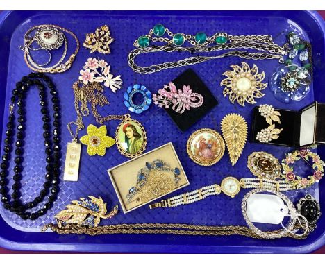 Trifari Vintage Clip On Earrings, together with assorted costume jewellery including brooches, fresh water pearl ladies wrist