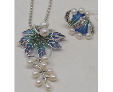 A silver plique-à-jour style enamel and pearl pendant, on a silver chain, and a matching ring, approx. ring size N (2)

Moder