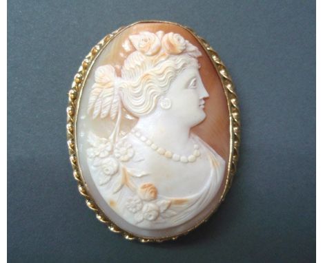 18k Gold Cameo Brooch Pendant, Austria, Circa 1900.The brooch is made of 18k gold frame decorated with a twisted gold wire.Se