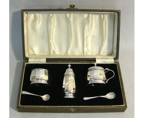 Art Deco Sterling Silver 3pcs Boxed Condiment Set, Adie Bros, England, 1947.Comprising:A pepper shaker (height: 7cm / 2.75in)