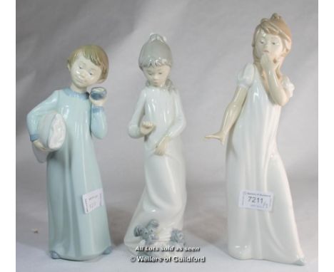 Three Nao figurines of children dressed in night clothes, the tallest 29cm.