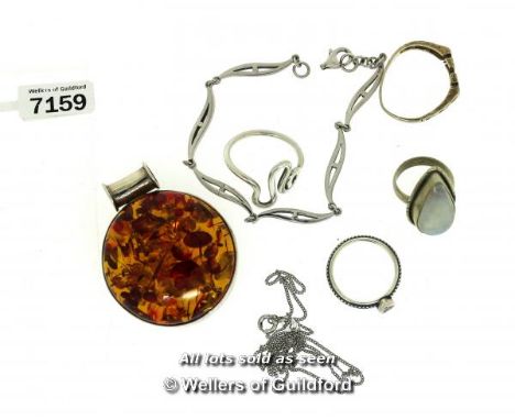 *Selection of silver jewellery, including a Pandora ring (Lot subject to VAT)