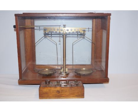 Case set of scales with weights 