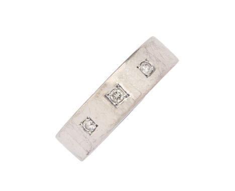A diamond ring, in 18ct white gold, Birmingham 2004, 8.4g, size S  Light wear