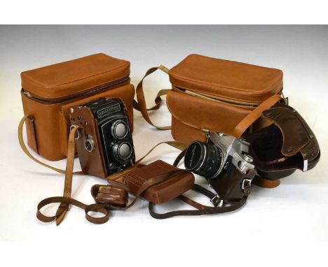 Rolleicord Franke &amp; Heidecke camera (1351771) having a Schneider-Kreuznach Xenar 1:3,5/75 lens, Rolleicord leather case a