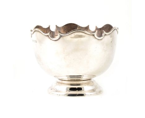 A small Edwardian silver rose bowl, Goldsmiths &amp; Silversmiths Co, London 1908, shaped and moulded outline, 11ozs, diamete