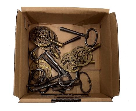 Fourteen bracket and mantel clock keys (14) 