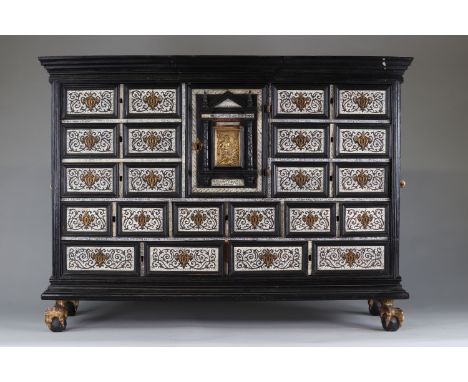 17th Italian cabinet in ebony and inlays on the architectural facadeSizes: H=750mm L=1000mmm l=350mmWeight (K): 30kgState: at