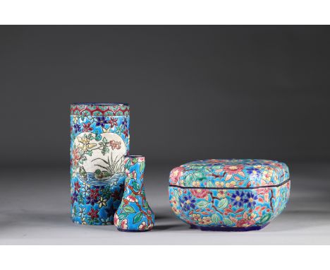 Lot consisting of 2 vases and a candy boxSizes: diversWeight (K): 1.130kgState: After verification - accident (roller vase) -
