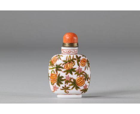 China glass snuffbox decorated with fruits and butterflies brand under the pieceRegion: CHINASizes: H=95mm L=70mmWeight (K): 