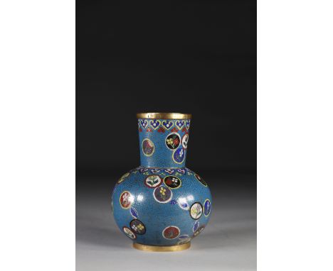 Cloisonne vase in bronze, mark of Emperor Jiaqing. Nineteenth China.Region: CHINASizes: H=190mm D=150mmWeight (K): 0.928kgSta