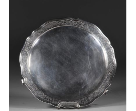 Flying plate Liege, 1724 Plate with scalloped edge, frieze engraved with rockery motifs and angel heads. It rests on three vo