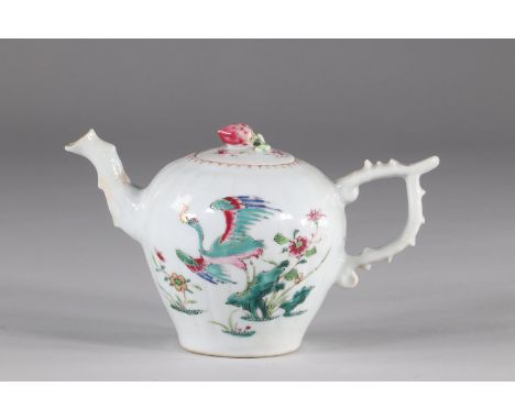 Famille rose teapot decorated with birds, China XVIII Qianlong period. Compagnie des Indes.Region: CHINASizes: H=120mm L=200m