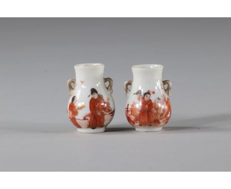 Pair of iron red porcelain vases with character decoration, Republic period China.Region: CHINASizes: H=45mm D=30mmWeight (K)