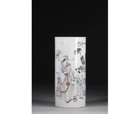 China porcelain brush holder with character decorationRegion: CHINASizes: H=270mm D=120mmWeight (K): 1.050kgState: at first g