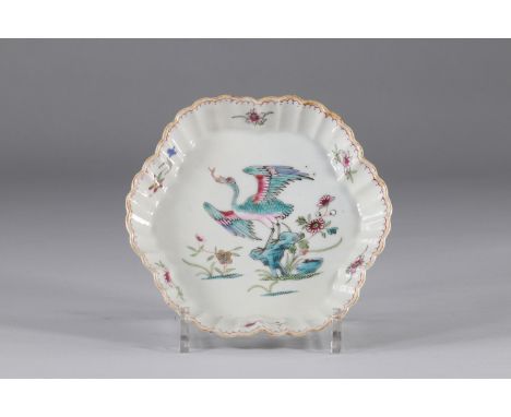 Polylobed famille rose porcelain dish with a bird, China XVIII Qianlong periodRegion: CHINASizes: D=180mmWeight (K): 0.252kgS