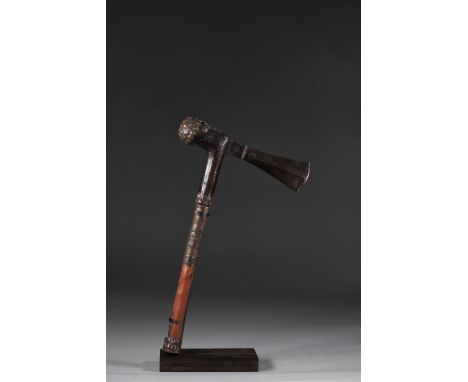 Tchokwe adze early 20th centurySizes: H=390mm L=210mmWeight (K): 0.650kgState: After checking - normal wear - no restoration 